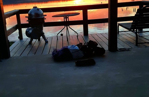 Lafayette County Haus | Rustic romantic lakefront cabin!!