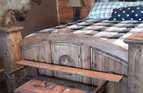 Lafayette County Haus | Rustic romantic lakefront cabin!!