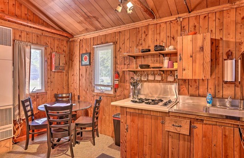 Suttons Bay Hütte | Gemütliche Suttons Bay Cottage w / Shared Dock & Feuerstelle!