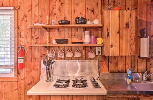 Suttons Bay Hütte | Gemütliche Suttons Bay Cottage w / Shared Dock & Feuerstelle!