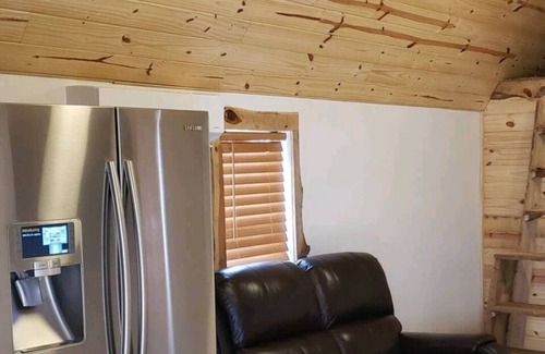 Tulsa Kabine | Rustic Tiny Cabin with private hot tub 7mins from downtown