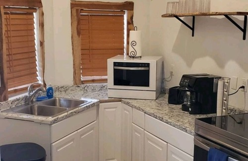 Tulsa Kabine | Rustic Tiny Cabin with private hot tub 7mins from downtown