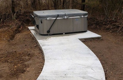Tulsa Kabine | Rustic Tiny Cabin with private hot tub 7mins from downtown