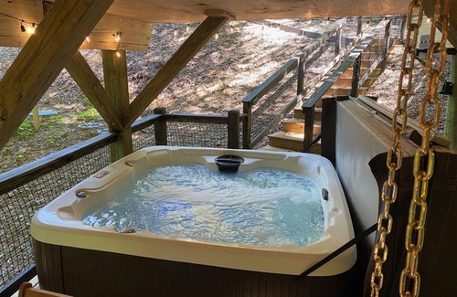 Logan Haus | Rustic Treehouse Oasis in Hocking Hills -Adventure Awaits