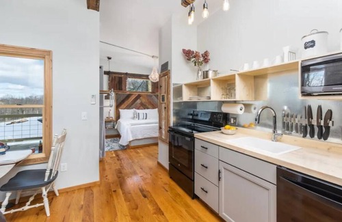 Steeles Tavern Haus | Rustic Treetop Cabin, Hot tub and on site Spa!