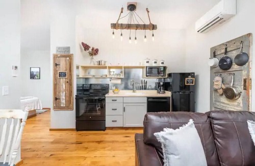 Steeles Tavern Haus | Rustic Treetop Cabin, Hot tub and on site Spa!