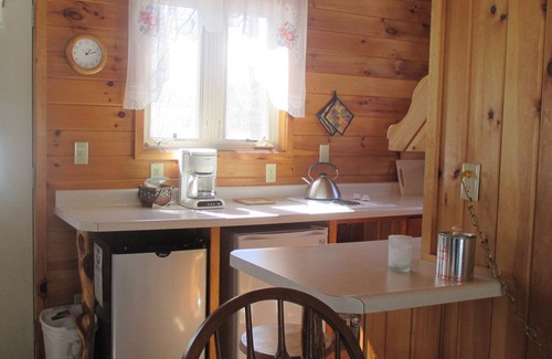 Finlayson Kabine | Rustikal Zwei Ebene Tree Lodge Durch den Wald mit Umgeben Kamin und Feuerstelle