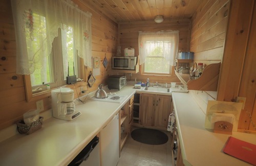 Finlayson Kabine | Rustikal Zwei Ebene Tree Lodge Durch den Wald mit Umgeben Kamin und Feuerstelle