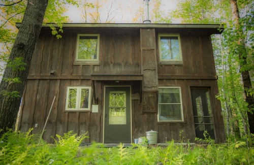 Finlayson Kabine | Rustikal Zwei Ebene Tree Lodge Durch den Wald mit Umgeben Kamin und Feuerstelle