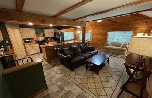 Windsor Haus | Rustic Updated Cozy Lake House! Close to skiing!