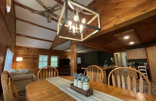 Windsor Haus | Rustic Updated Cozy Lake House! Close to skiing!