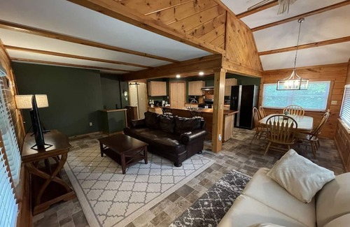 Windsor Haus | Rustic Updated Cozy Lake House! Close to skiing!