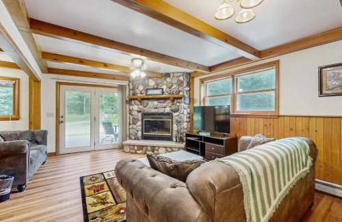 Friendship Haus | Rustic Woodland Retreat