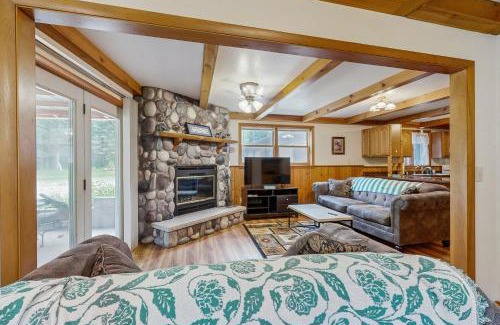 Friendship Haus | Rustic Woodland Retreat