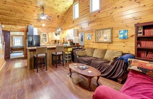 Palestine Haus | Rustic, Woodsy Cabin in Palestine with Pool Table!