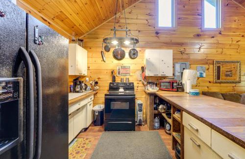 Palestine Haus | Rustic, Woodsy Cabin in Palestine with Pool Table!