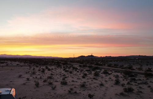 Wonder Valley Wohnmobilvermietung | Campground with fire pit under the stars