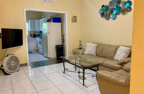 West Bay Wohnung | S2 BP Steps to Beach Car Value Service