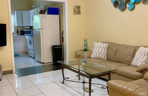 West Bay Wohnung | S2 BP Steps to Beach Car Value Service