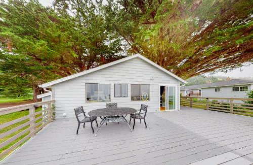 Elk Haus | Saddle Point Ocean View Cottage