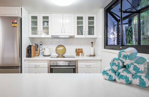 Airlie Beach Haus | 'Sail Away' Airlie Beach house with Marina Views (Pet Friendly on application)