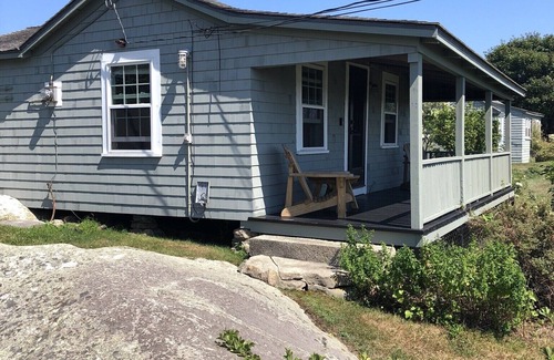 Little Compton Haus | Sakonnet Point Water View Cottage mit 8 Minuten zu Fuß zum idyllischen Privatstrand.