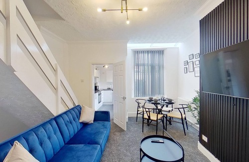 Salford Haus | Salford-house-sleeps6-parking-garden-wifi