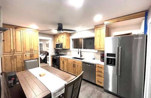 Salmon Haus | Salmon Goldbug Cottage, hot tub sleeps 8