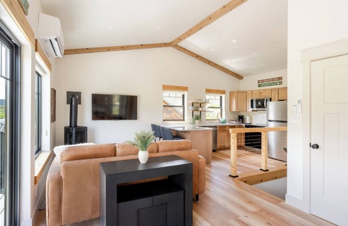 Stanley Wohnung | Salmon River Suite - Luxury Stay at River's Edge