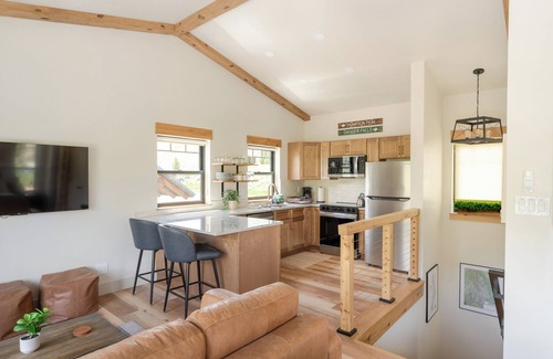 Stanley Wohnung | Salmon River Suite - Luxury Stay at River's Edge