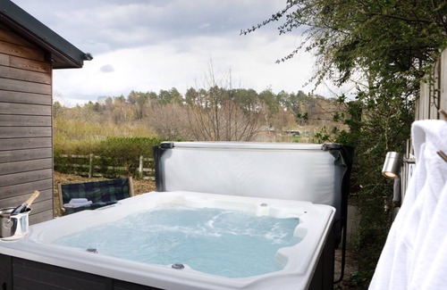 Carrbridge Hütte | Salmon Run Lodge - a lodge that sleeps 6 guests in 3 bedrooms