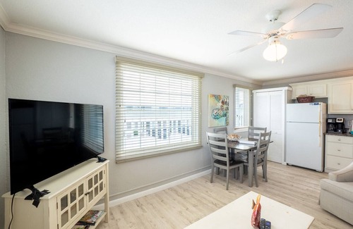 Flagler Beach Eigentumswohnung | Salty Kisses Seaside Condo nur wenige Schritte vom Strand und Angelsteg entfernt