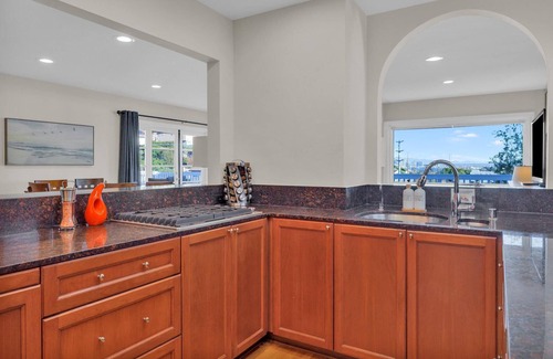 Loma Portal Haus | San Diego 2BD with Downtown Views, Deck & BBQ!