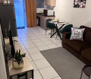 Edenvale Haus | Sandalion Cottage near OR Tambo Airport & Greenstone