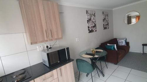 Edenvale Haus | Sandalion Cottage near OR Tambo Airport & Greenstone