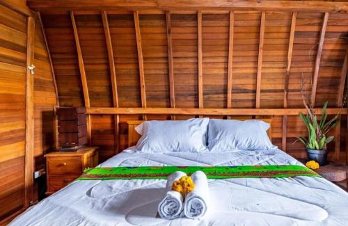 Kintamani Bed & Breakfast | Sandan Agsro Resort Bungalow Kamar Kayu