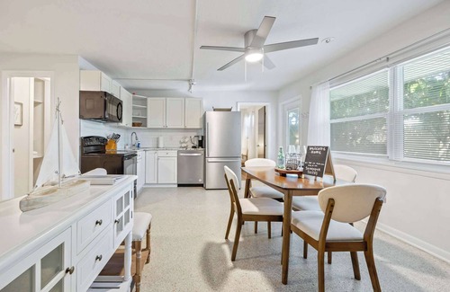 Satellite Beach Wohnung | Sandpiper 𓇼 5BR/4BA Across From Beach! Sleeps 16