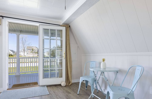Misquamicut Hütte | Sandpiper Cottage - Cozy summer cottage across the street from the beach!