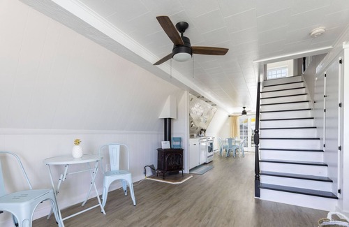 Misquamicut Hütte | Sandpiper Cottage - Cozy summer cottage across the street from the beach!