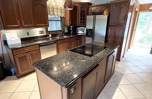 Gladwin Hütte | Sandy Beach Chalet with Fire-pit on the Lake