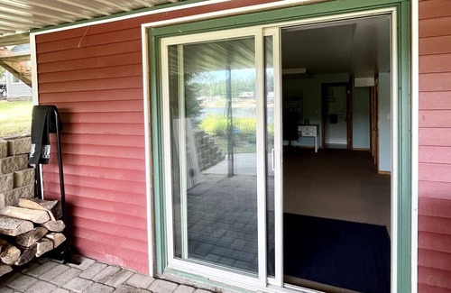 Gladwin Hütte | Sandy Beach Chalet with Fire-pit on the Lake