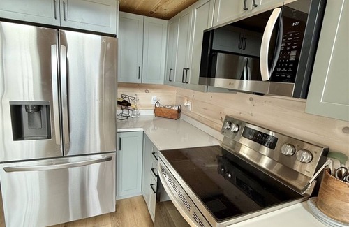 Raymond Hütte | SANDY BEACH ON THOMAS POND