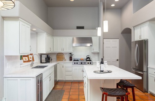 Happy Valley Ranch Haus | Stilvolles Santa Fe-Haus mit eigenem Tennis- / Basketballplatz, Pool, Spa, Grill