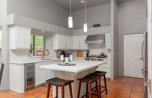 Happy Valley Ranch Haus | Stilvolles Santa Fe-Haus mit eigenem Tennis- / Basketballplatz, Pool, Spa, Grill