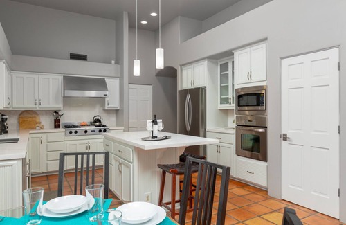 Happy Valley Ranch Haus | Stilvolles Santa Fe-Haus mit eigenem Tennis- / Basketballplatz, Pool, Spa, Grill