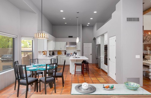 Happy Valley Ranch Haus | Stilvolles Santa Fe-Haus mit eigenem Tennis- / Basketballplatz, Pool, Spa, Grill