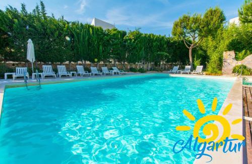 Santa Luzia Wohnung | Santa Luzia Mar 2BDR Apartment w Pool & Patio