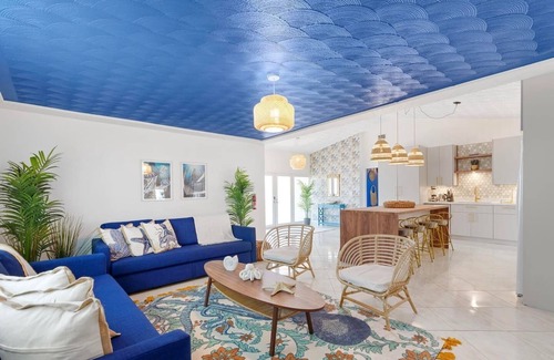 Ludlam Haus | Santorini · Casa Santorini - Big Pool, BBQ & Free Parking