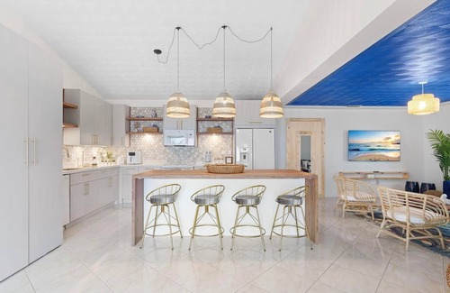 Ludlam Haus | Santorini · Casa Santorini - Big Pool, BBQ & Free Parking