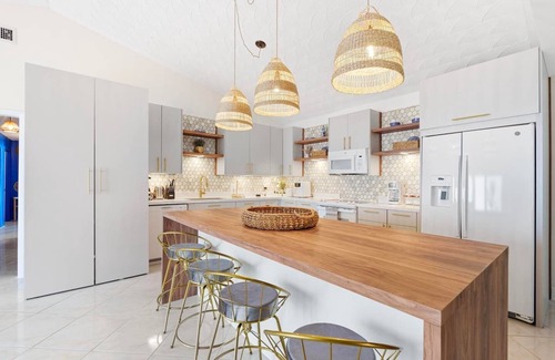 Ludlam Haus | Santorini · Casa Santorini - Big Pool, BBQ & Free Parking